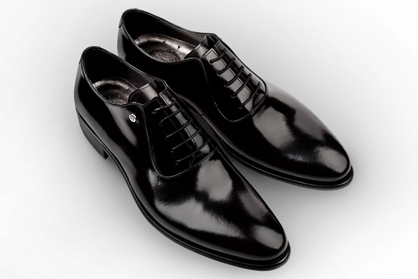 Черные кожаные гладкие классические ботинки Manzetti (Италия)